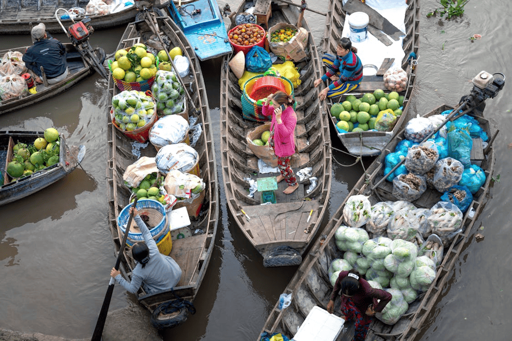 Cai Rang Floating Market bursts to life at dawn, with boats piled high with fruits, local treats, and the vibrant rhythm of river trade in the Mekong Delta (Source: Pexels)